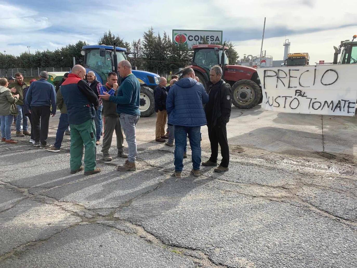 Agricultores del tomate reivindican precios justos a las puertas de la industria de Conesa en Miajadas