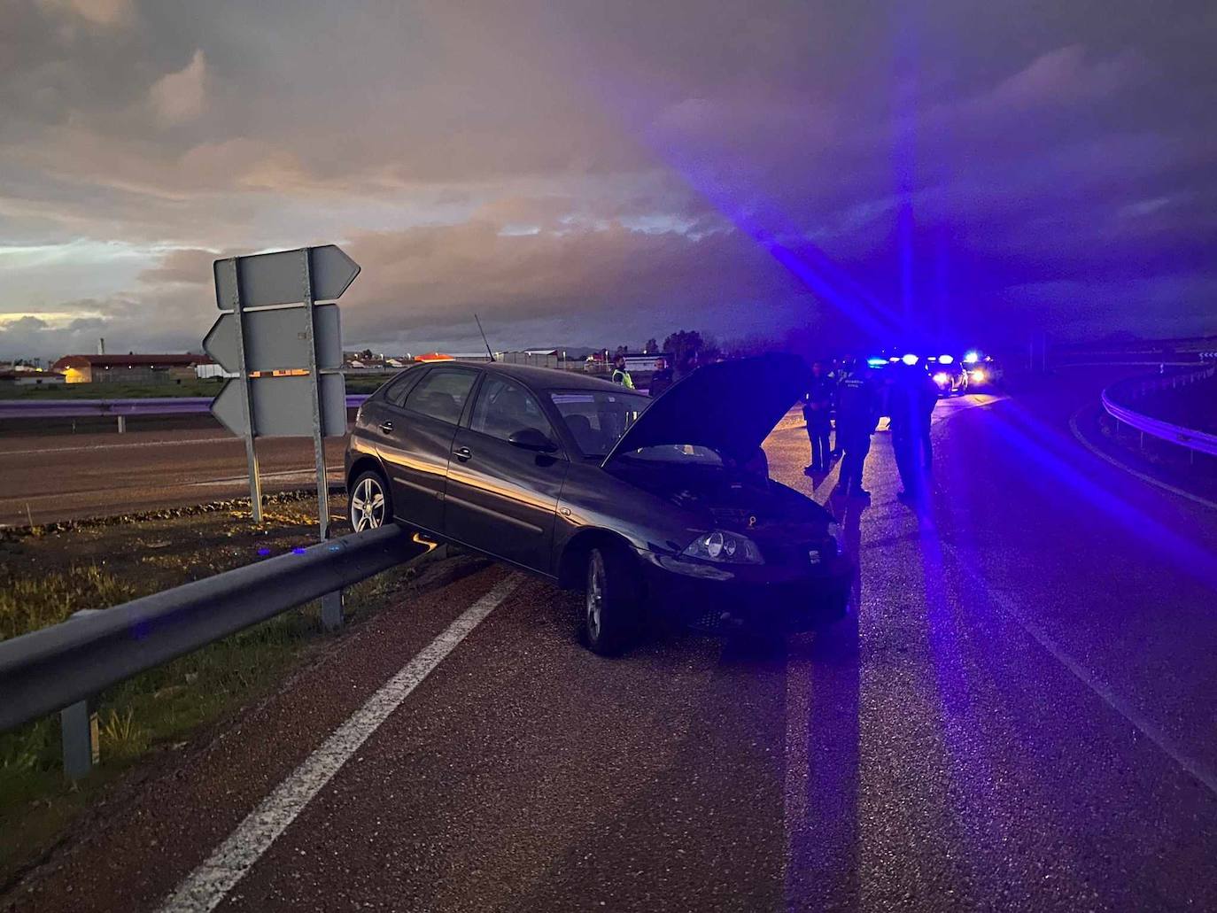 Coche robado por los dos detenidos y con el que tuvieron el accidente.