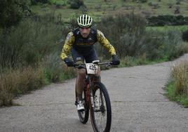 Un año más la Titán de los Ríos, que contó con alrededor de un millar de inscripciones, demostró que es todo un reclamo para el mundo del ciclismo, ya que el entorno donde se desarrolla se encuentra en plena naturaleza. Eso sí, la lluvia, el viento y el barro no se lo pusieron nada fácil, aunque no perdieron la sonrisa ni en las cuestas de mayor dificultad, como la conocida como 'El reventón', en la que algunos sacaron fuerzas para 'acordarse' de los desniveles del entorno natural