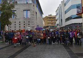 Ni la lluvia, ni el viento ni la tormenta impidieron que se celebrase en Miajadas la marcha por el Día de la Mujer en conmemoración por los derechos y la igualdad del género femenino. Un día marcado en el calendario, pero que no es sino un color rojo, el 8 de marzo, entre los 365 días del año de lucha. Para tormenta, la fuerza de ellas, y la de esos hombres que las apoyan en la causa.
