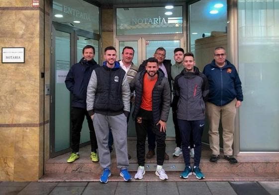 La directiva del recién creado Miajadas Club de Fútbol posa a las puertas de la notaría tras oficializar el nuevo equipo.