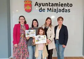 Las ganadoras posan con sus respectivos premios por la campaña comercial del Día del padre.