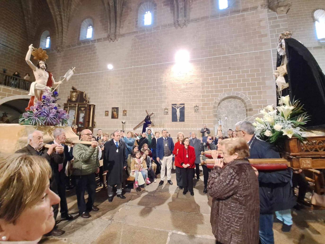 El reencuentro fue igual de hermoso dentro de la Iglesia