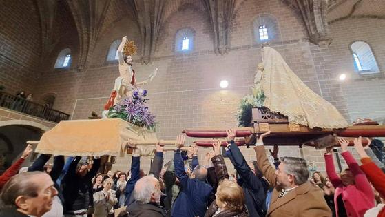 El reencuentro fue igual de hermoso dentro de la Iglesia
