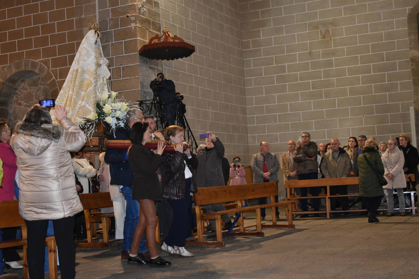 El reencuentro fue igual de hermoso dentro de la Iglesia