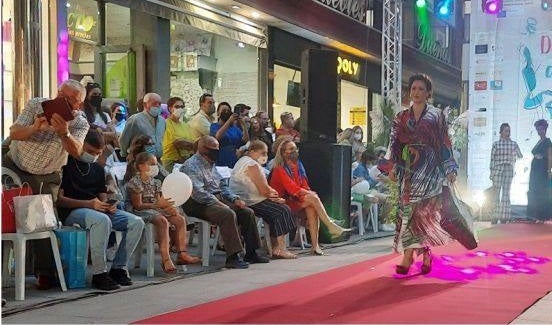 Desfile de modelos en plena calle.