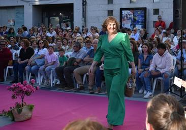 El pasado viernes, 12 de abril, Miajadas se convirtió en la capital de la moda con un éxito rotundo. El estilo, la elegancia y la moda pasearon por el centro de la localidad mediante la iniciativa 'Miajadas está de moda'. El primer desfile a pie de calle en la localidad con la participación de modelos amateurs que lucieron ropa, calzado y complementos de siete establecimientos para mostrar al público sus conjuntos: Modas Loal, Linea 4.0., Woman`s Boutique, G+G Tallas Grandes, Arte Floral LUZ-MA, Anabel Moda Infantil y Pecados Complementos. Cientos de asistentes disfrutaron de moda senior femenina, senior masculina, juvenil mujer, juvenil hombre, curvy e infantil y muchos de los diseños exhibidos fueron adquiridos