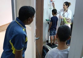 Revisión médica de niños saharauis dentro del programa de acogimiento familiar en Extremadura.