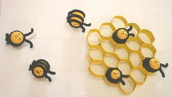 Los peques de la ludoteca participan en la semana de la abeja