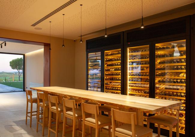 Su bodega es un sueño para los amantes del vino con más de 200 referencias.