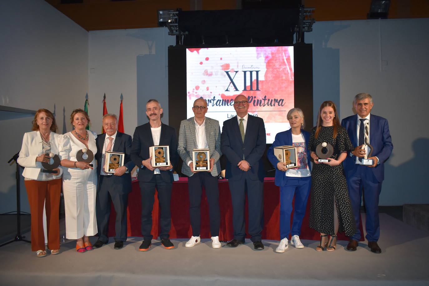 Los ganadores posan con los miembros del jurado y los presidentes de la mesa.