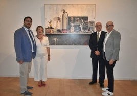 Los hermanos Miguel, Laura y Eugenio Manzano Otero posan con el ganador Juan Gil (dcha).