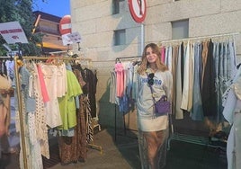 Los comerciantes miajadeños se lanzaron a la calle por la noche para ofrecer su primer 'shopping night', o lo que es lo mismo, salir de compras en horario nocturno. La plaza de España y la zona centro contaron con una veintena de comerciantes que sacaron sus productos a la calle desde las 20.30 horas hasta la medianoche con grandes descuentos. Productos de alimentación, moda para todas las edades, calzado, complementos y deportes con descuentos, en una gran oportunidad para que los clientes pudieran realizar sus compras a muy buenos precios, como adelanto a la época de rebajas