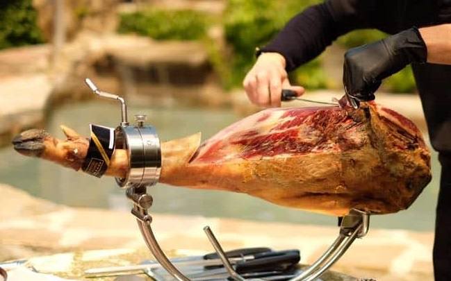 Degustación de jamón y cata de aceite de oliva en la VI Feria Agroalimentaria de Miajadas