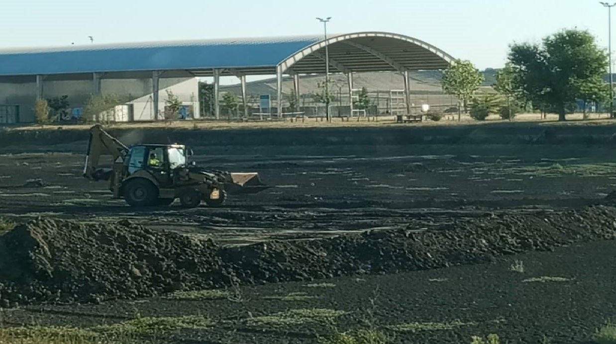 Los operarios proceden a limpiar el cieno retirado de la Laguna Nueva