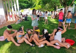 El Proyecto Ominira Miajadas organizó en la piscina municipal de verano su gran gymkhana, en una actividad que utilizó el elemento juego para ayudar a los jóvenes a crecer en valor al tiempo que se divertían.