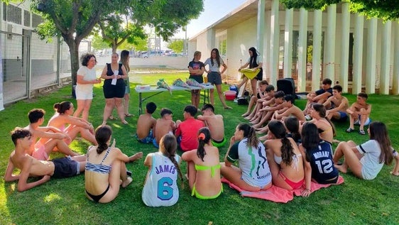 Pequeños y adolescentes participan en la Gymkana Ominira en pro de la igualdad