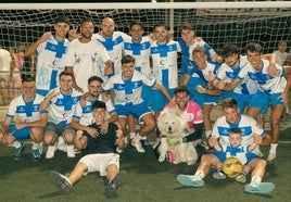 Minabo de Kiev celebra el título de campeones de la Summer League Fut-7 2024 de Miajadas.