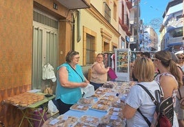 Más de 40 establecimientos de Miajadas se lanzaron a la calle para ofrecer a los cientos de clientes que les visitaron moda de todo tipo, desde bebés hasta adultos, calzado para todas las edades, regalos, complementos, hogar, textil, canastilla, libros y todo ello con descuentos. También habrá productos para la piel, cabello y salud, productos naturales de herbolario y peluquería, y alimentos tradicionales como embutidos, jamones y dulces caseros