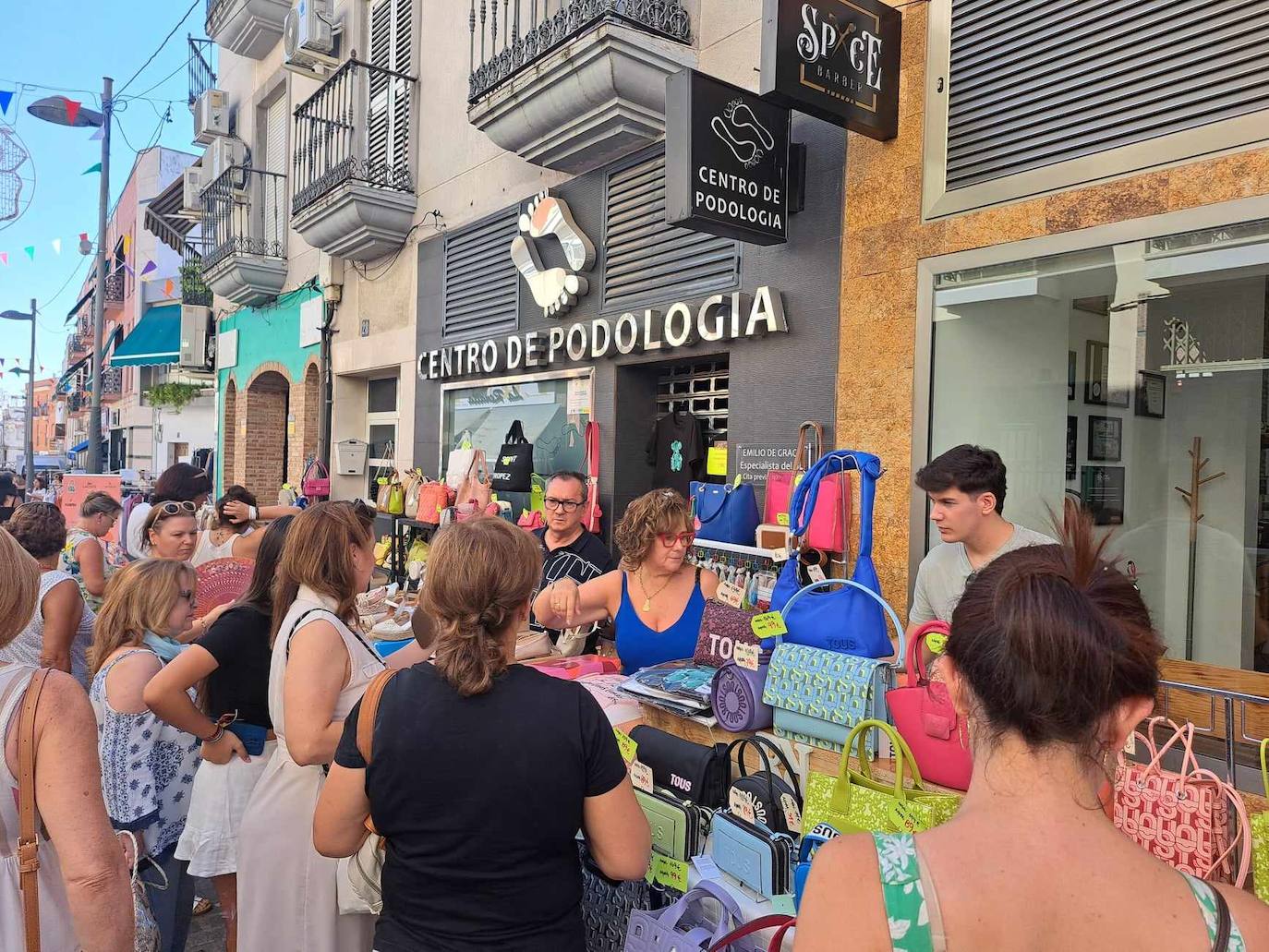 FOTOS: Más de 40 establecimientos se lanzan a la calle