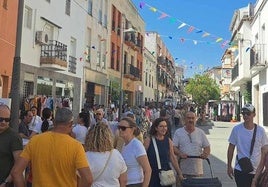Cientos de visitantes en la edición veraniega 2024 de 'El comercio sale a la calle' en Miajadas.