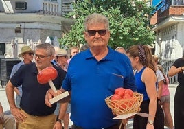 Julián Sánchez posa con el trofeo ganador al tomate de mayor peso, con un ejemplar de 1,558 kilos.
