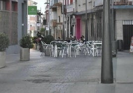 Uno de los veladores de la avenida Trujillo de Miajadas.