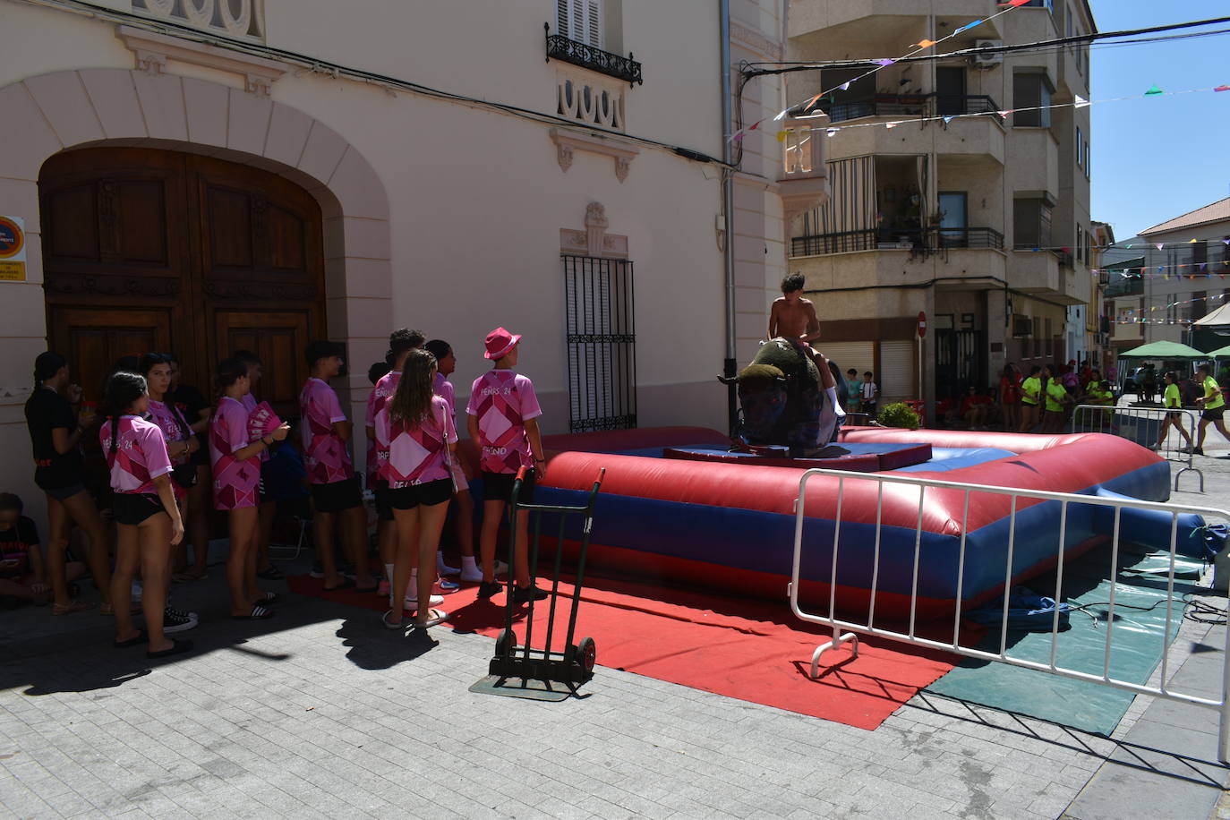 Fotos: Las peñas reinan en la Feria de día