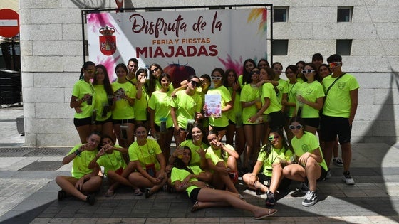 Fotos: Las peñas reinan en la Feria de día