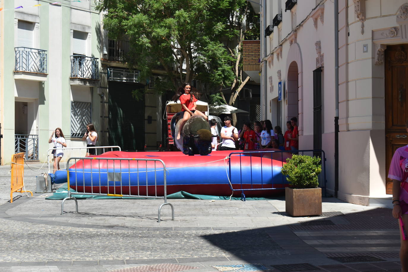 Fotos: Las peñas reinan en la Feria de día