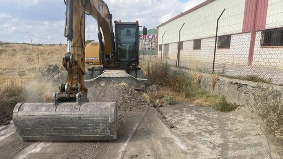 Los operarios limpian los arroyos para evitar futuras crecidas con las lluvias