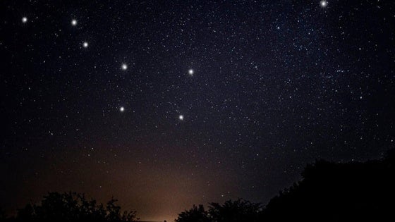 Ruta nocturna bajo las estrellas de la Vía Láctea