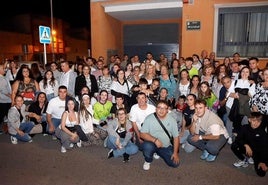 Miembros de la corporación municipal de Miajadas, acompañados de los componentes de la comparsa 'Los Colegas', visitaron la localidad de Puçol (Valencia), con motivo del 25 aniversario del hermanamiento entre ambos municipios. El Ayuntamiento de Puçol y sus asociaciones, entre ellas la Asociación Extremeña de l`Horta Nord, preparó un programa de actividades para el intercambio entre ambos municipios, entre ellos el desfile de la comparsa por el centro del municipio valenciano