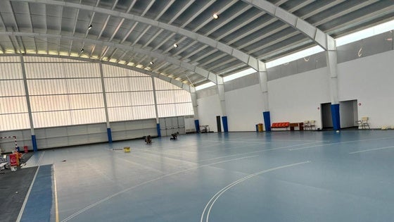 Comienza la instalación del nuevo pavimento deportivo en el Pabellón de la Laguna Nueva