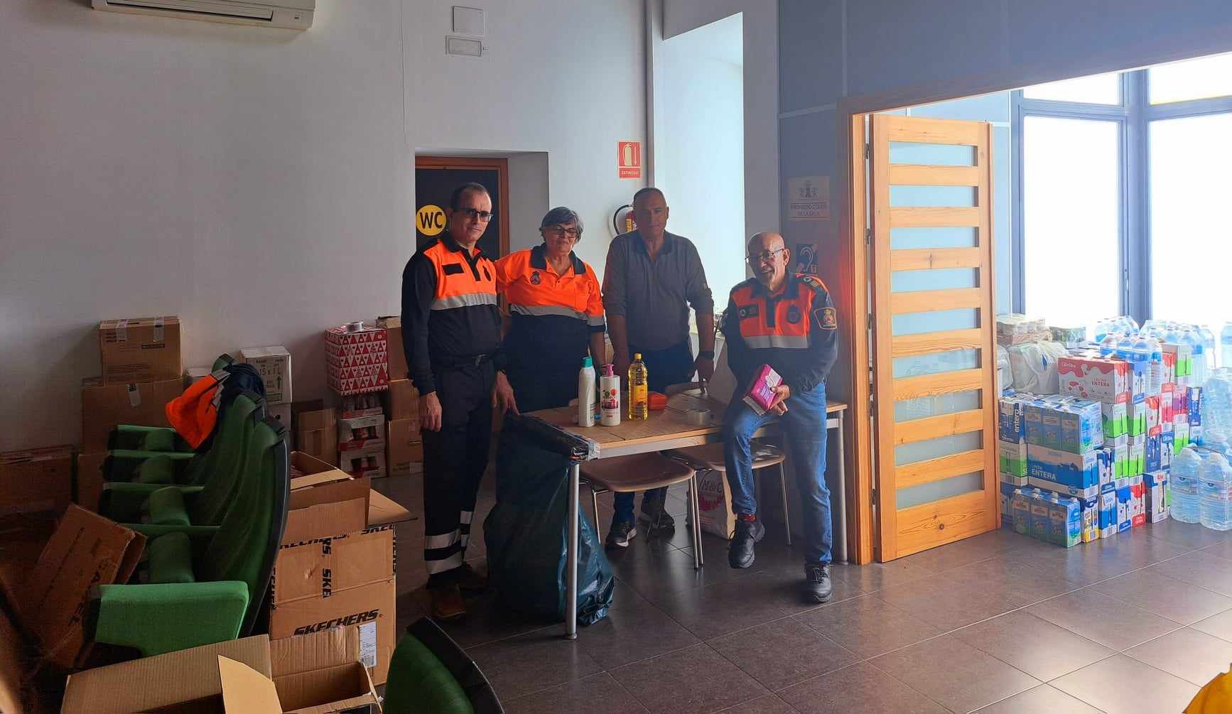 Voluntarios de Protección Civil Miajadas recibieron, organizaron y cargaron las donaciones con destino a la C. Valenciana.