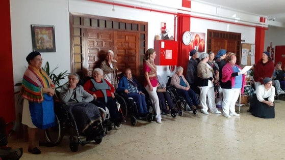 Las castañeras visitan a los mayores de la residencia San Martín de Porres