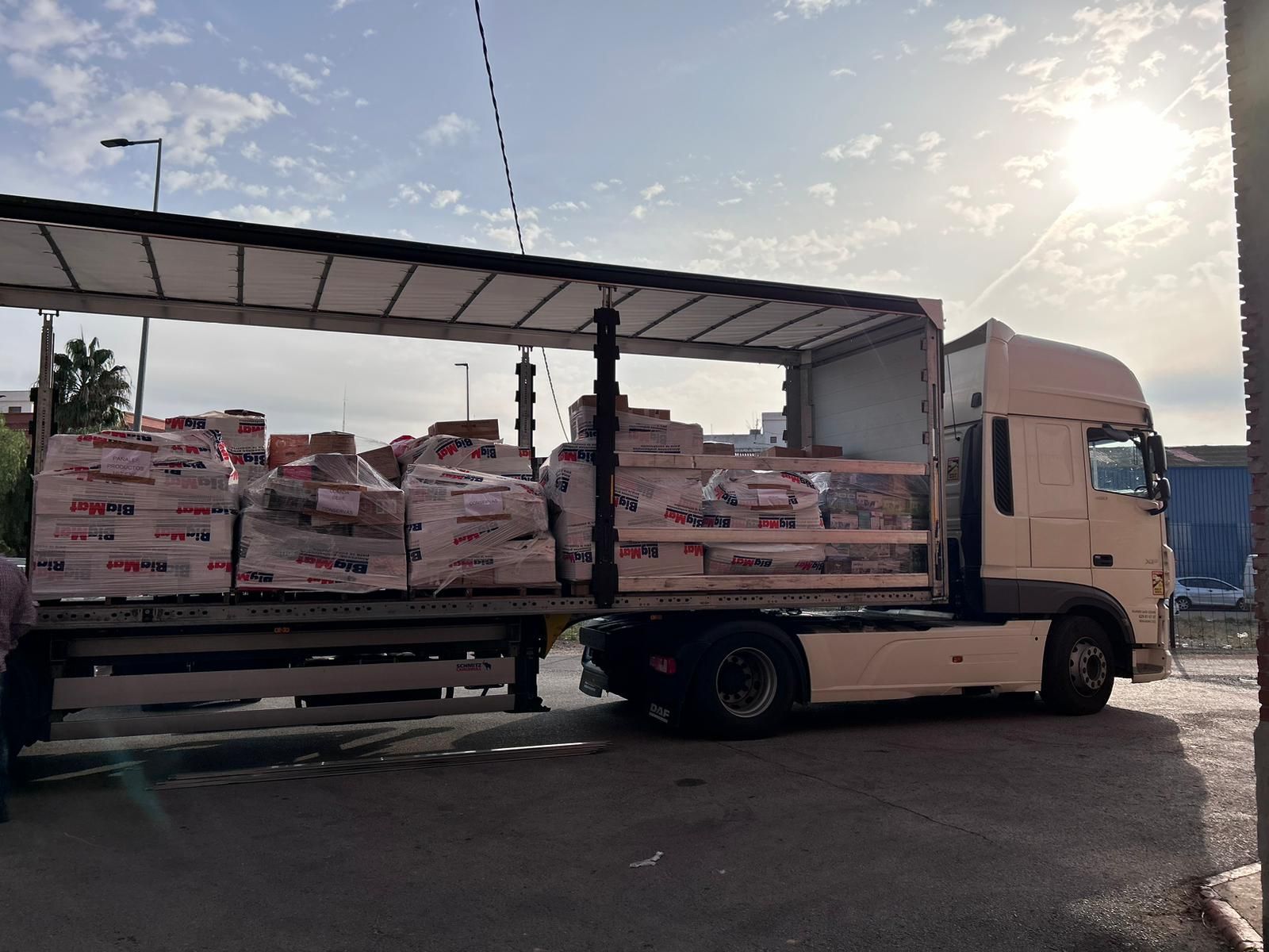 Imágenes de la descarga en Puçol de donaciones de Miajadas.