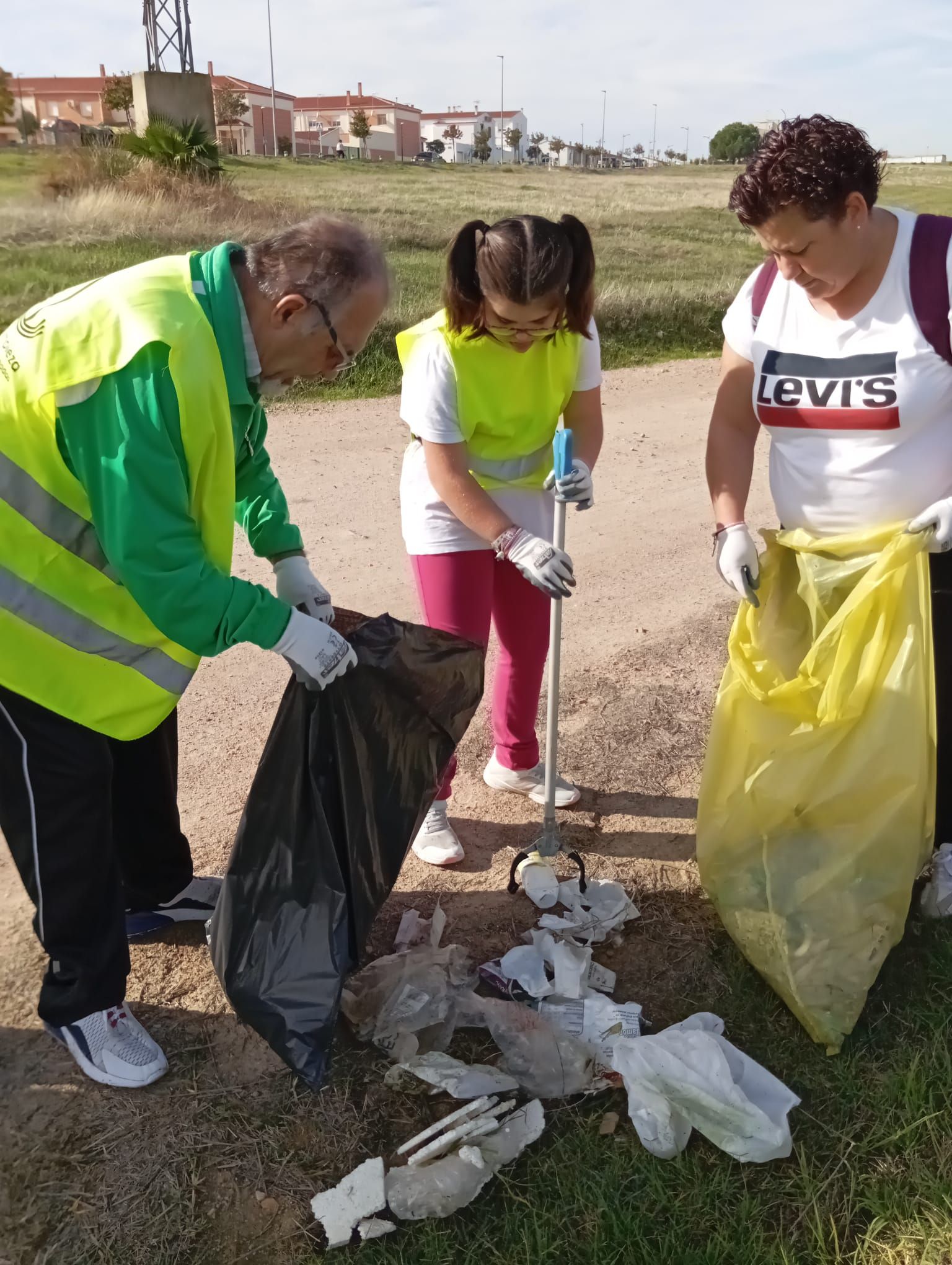 FOTOS: Los vecinos de Miajadas se unen para limpiar su entorno natural