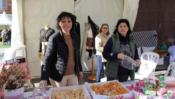 Asociaciones locales dan a conocer su labor en un mercadillo solidario navideño