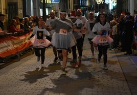 Uno de los grupos que participaron en la carrera con disfraces.