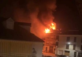 Incendio en la terraza superior del edificio de la Plaza Santa Teresa en Miajadas.