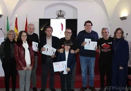 Foto de familia de los ganadores con el jurado y autoridades.