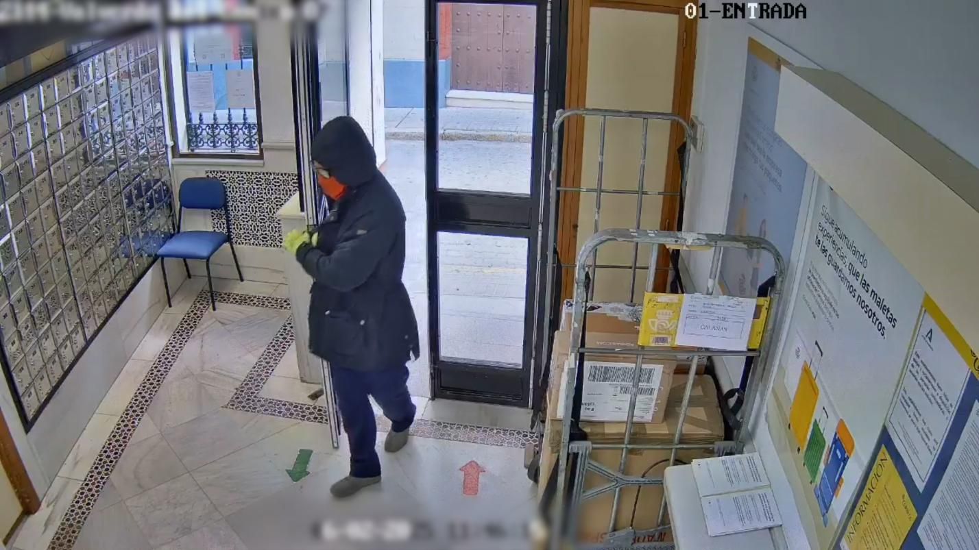 Momento en que el atracador accedió a la oficina de Correos antes de atracarla.