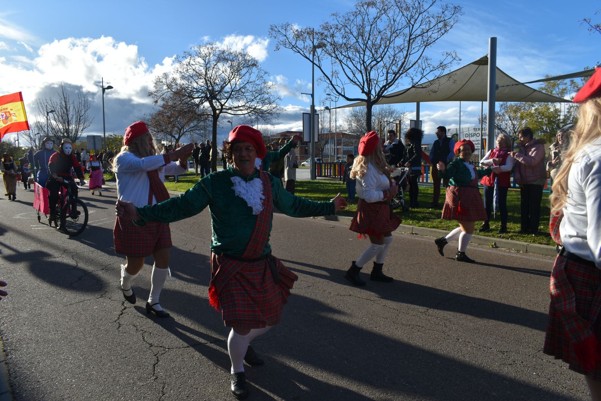 Los participantes del desfile del pasado año 2024 animan al público y contagian su alegría.