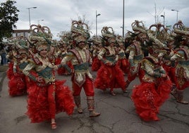 Miajadas vive el Carnaval, y así lo demostró en su gran desfile de comparsas, celebrado este sábado 1 de marzo, con la participación de más de 900 personas que llevaron la característica alegría, música, ritmo y buen humor de esta fiesta por las calles de la localidad