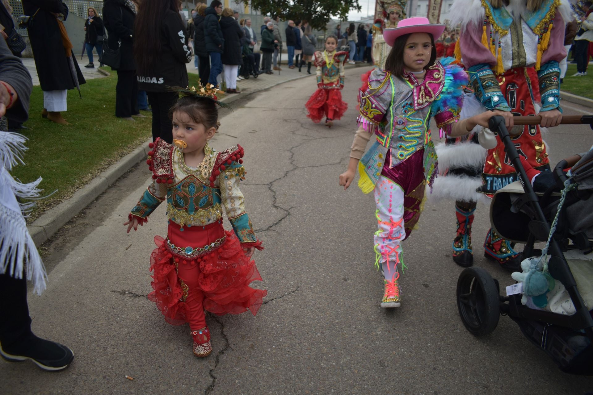 Fotos: Miajadas vive el Carnaval en su gran desfile de comparsas