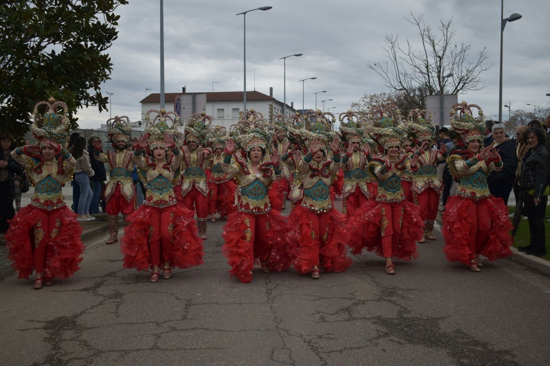 Fotos: Miajadas vive el Carnaval en su gran desfile de comparsas