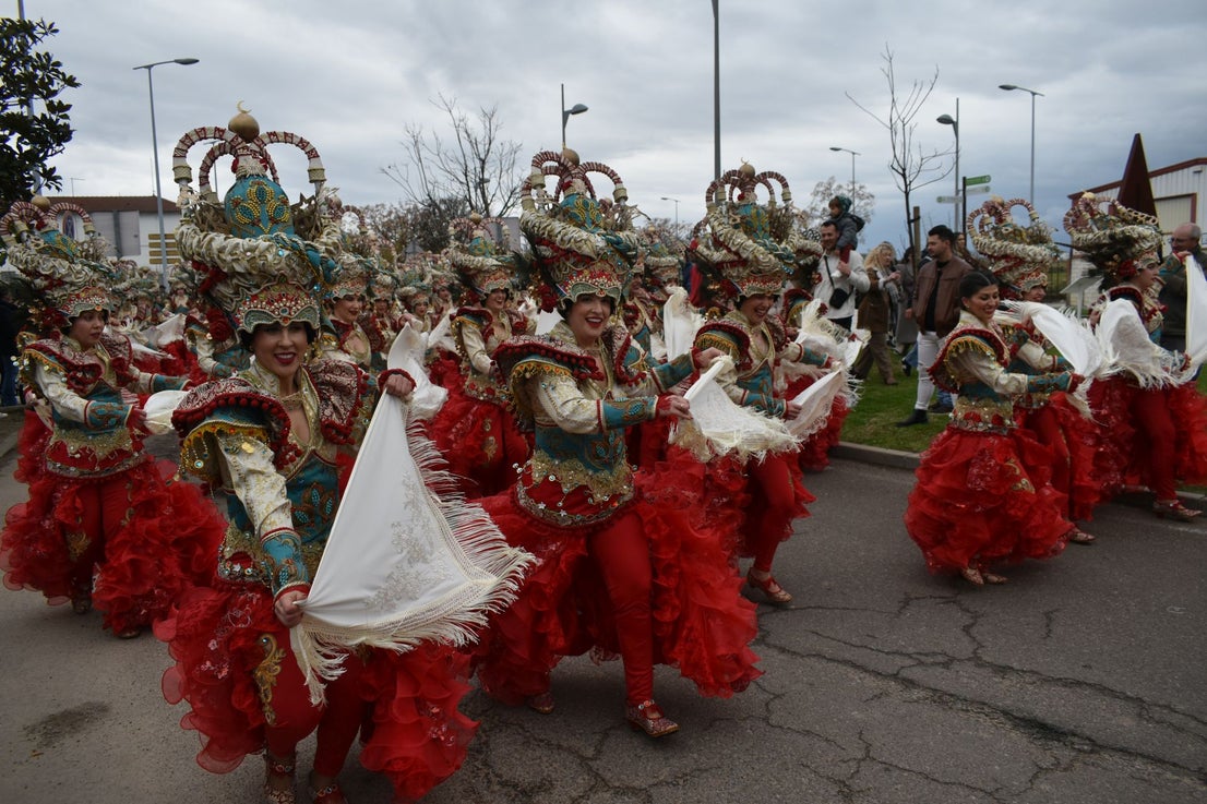 Fotos: Miajadas vive el Carnaval en su gran desfile de comparsas