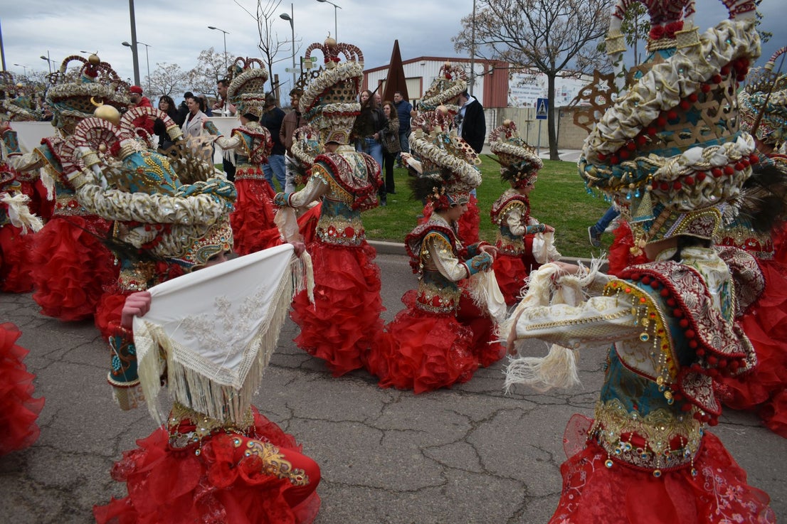 Fotos: Miajadas vive el Carnaval en su gran desfile de comparsas