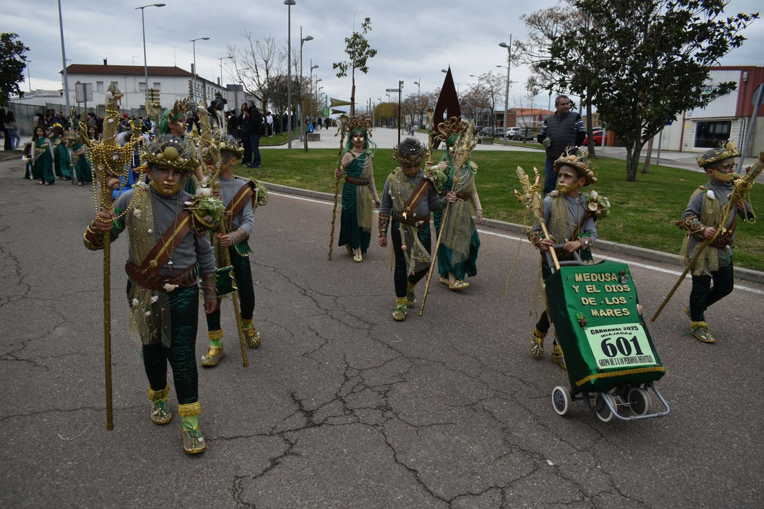 Fotos: Miajadas vive el Carnaval en su gran desfile de comparsas